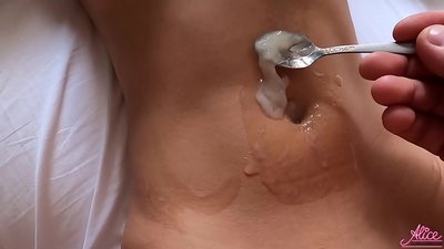 깊은 입으로 열정적 인 섹스 클로즈업 먹은 정자